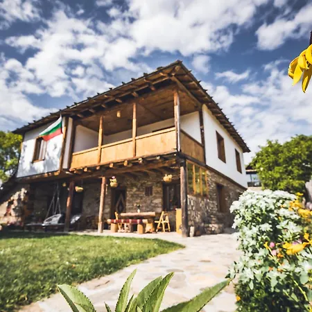 Ваканционна къща Stone House Лещен